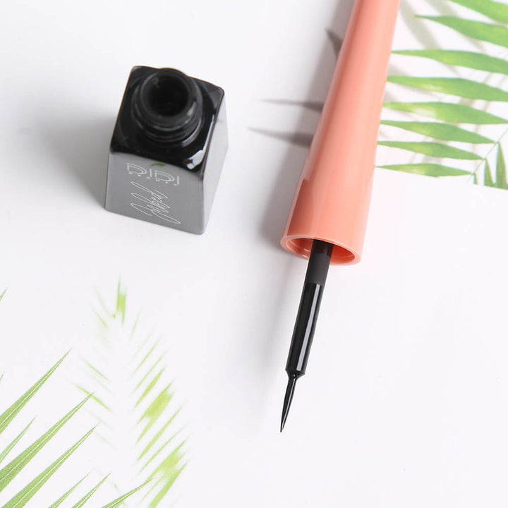 Eyeliner liquide encré avec finition mate